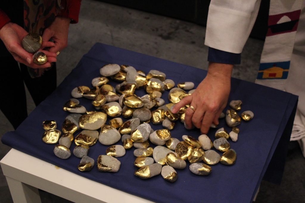 Impressionen der 1. Münchner Hospiz- und Palliativwoche im Oktober 2024. Ein Tisch mit bemalten Erinnerungssteinen.