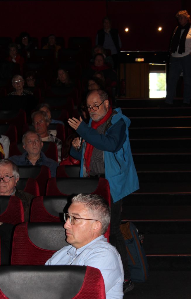 Impressionen der 1. Münchner Hospiz- und Palliativwoche im Oktober 2024. Ein Herr diskutiert mit dem Publikum.